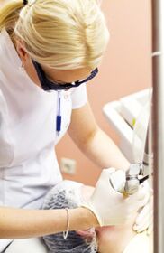 Mediku batek fototermolisi prozedura bat egiten du